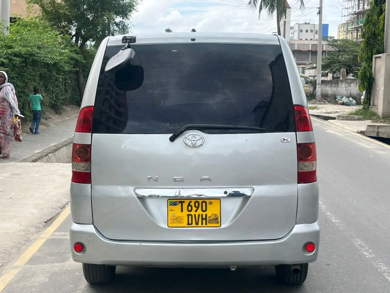 Toyota Noah Silver thumbnail 8
