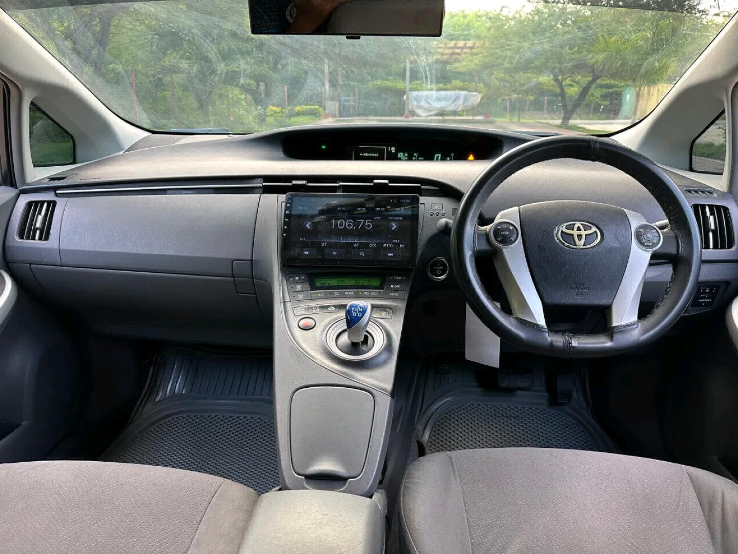 Toyota Prius Hybrid Car thumbnail 6