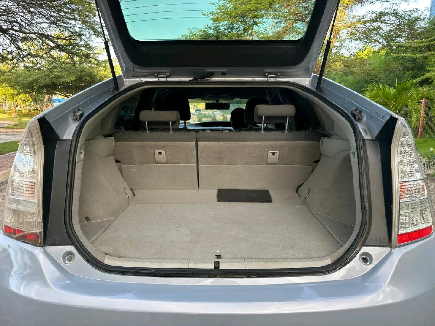 Toyota Prius Hybrid Car thumbnail 8