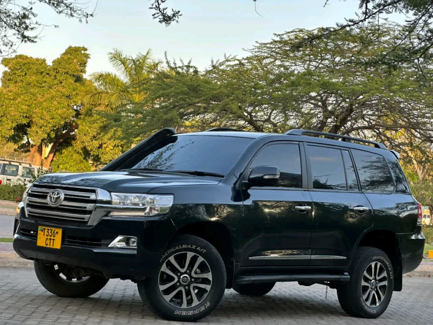 Toyota Land Cruiser V8 2013 Uplifted to 2020 thumbnail 3