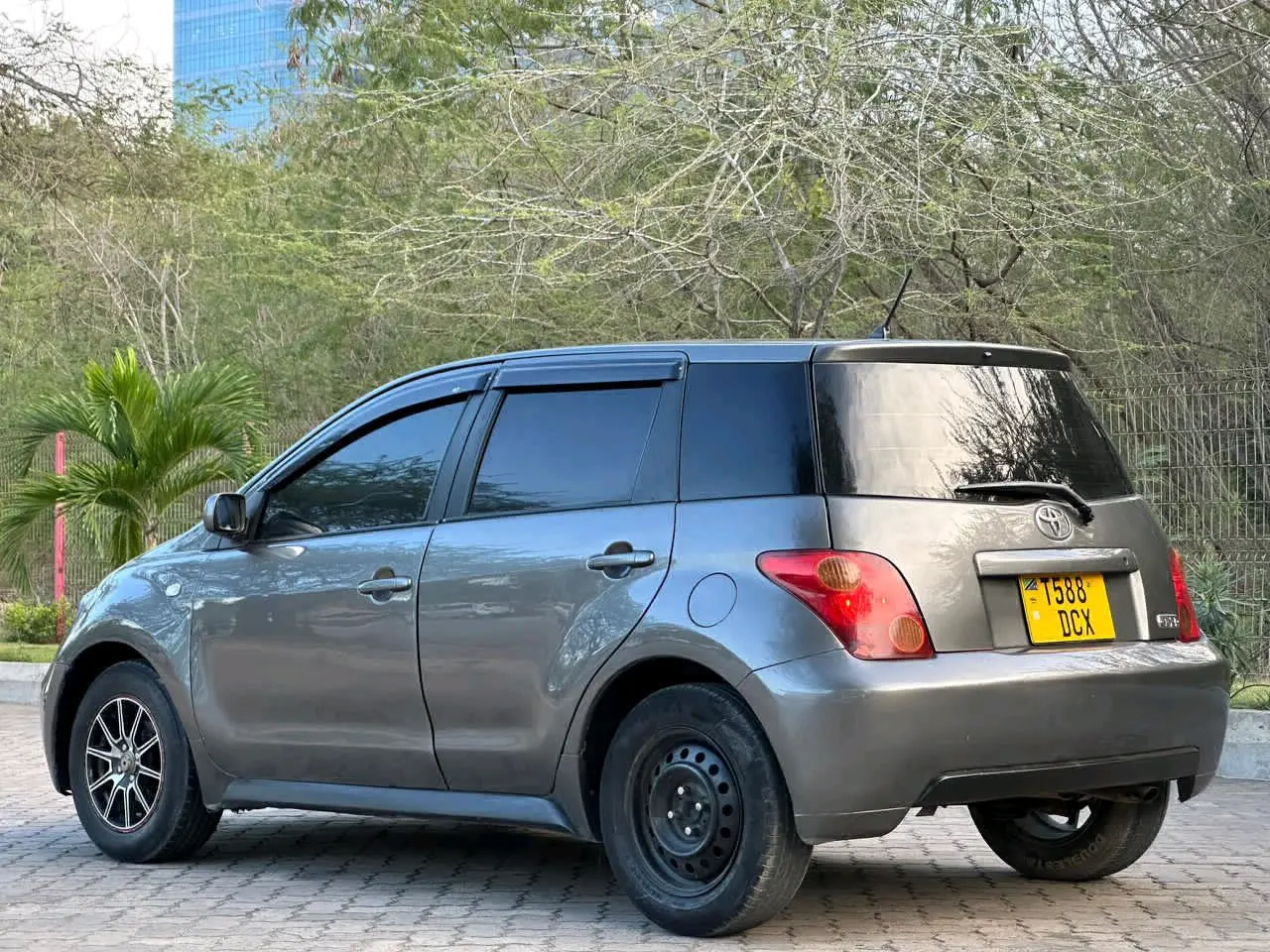2004 Toyota Ist Grey 1290cc thumbnail 4