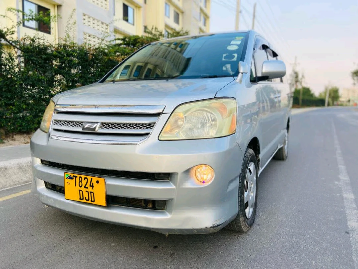 Silver Toyota Noah/Voxy Minivan 1990cc