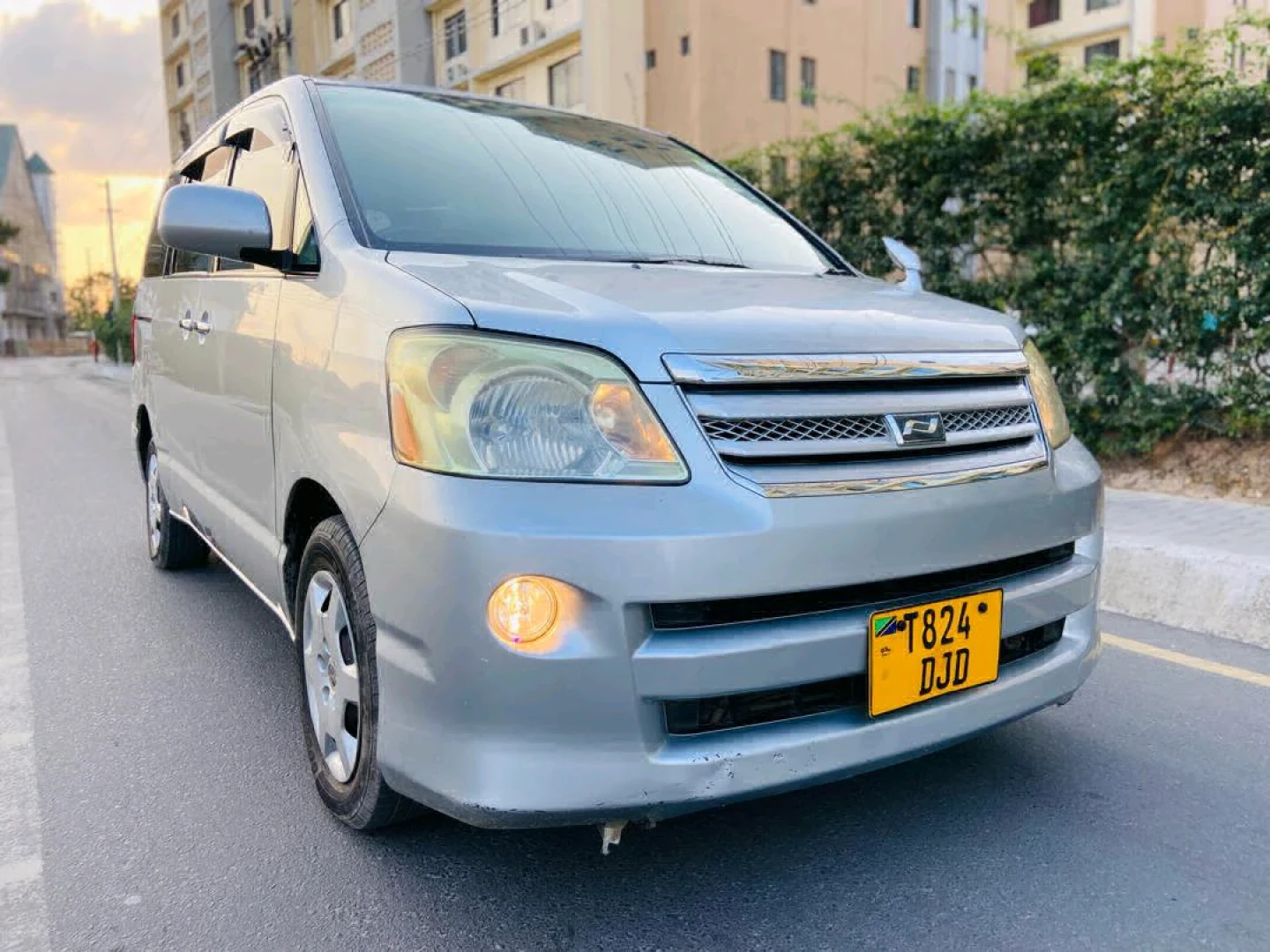 Silver Toyota Noah/Voxy Minivan 1990cc thumbnail 2