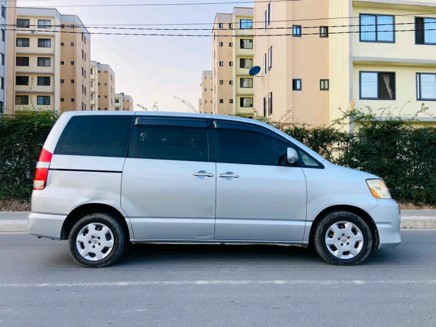 Silver Toyota Noah/Voxy Minivan 1990cc thumbnail 3