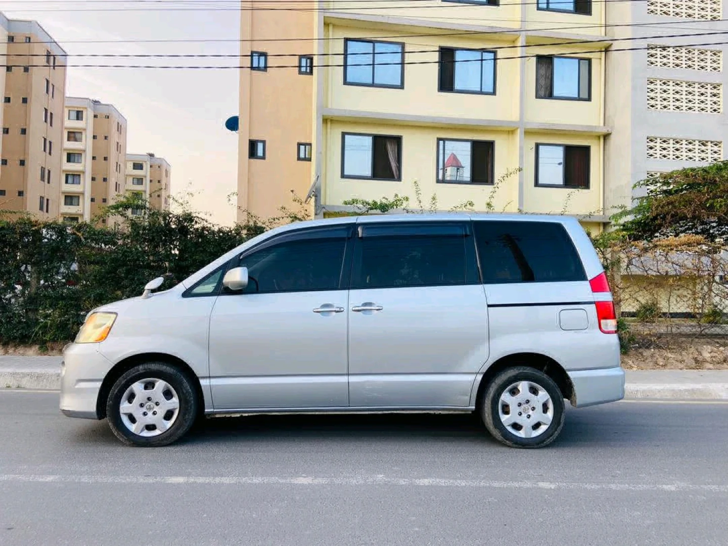 Silver Toyota Noah/Voxy Minivan 1990cc thumbnail 4