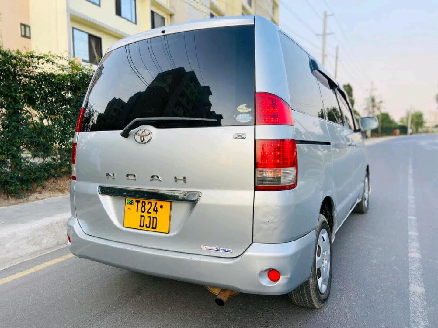 Silver Toyota Noah/Voxy Minivan 1990cc thumbnail 5