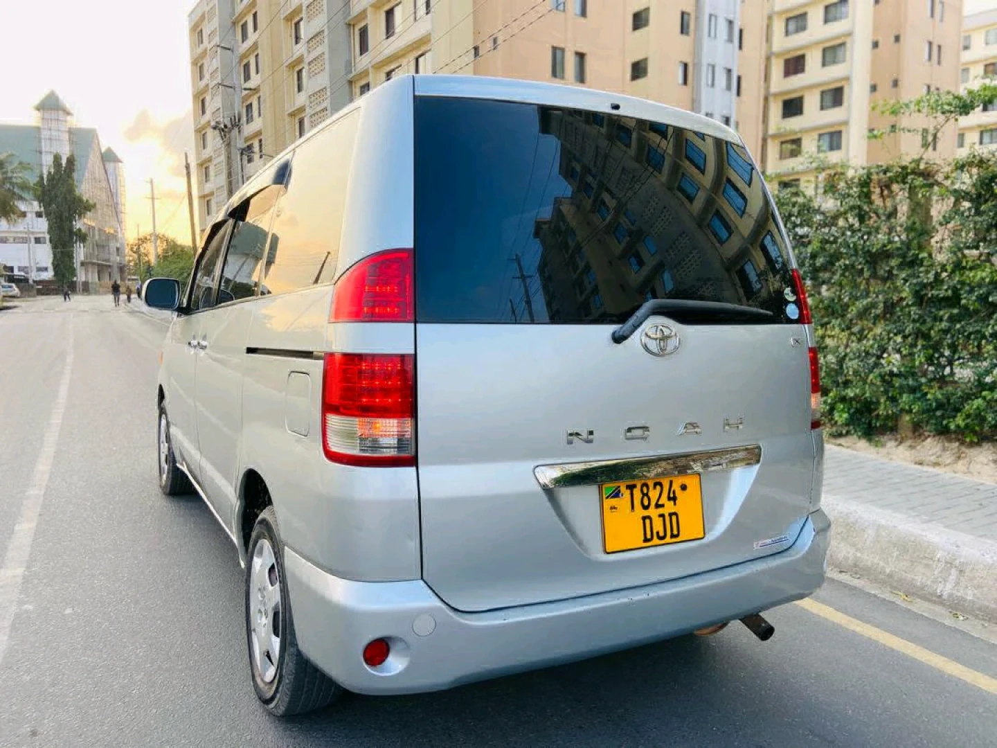 Silver Toyota Noah/Voxy Minivan 1990cc thumbnail 6