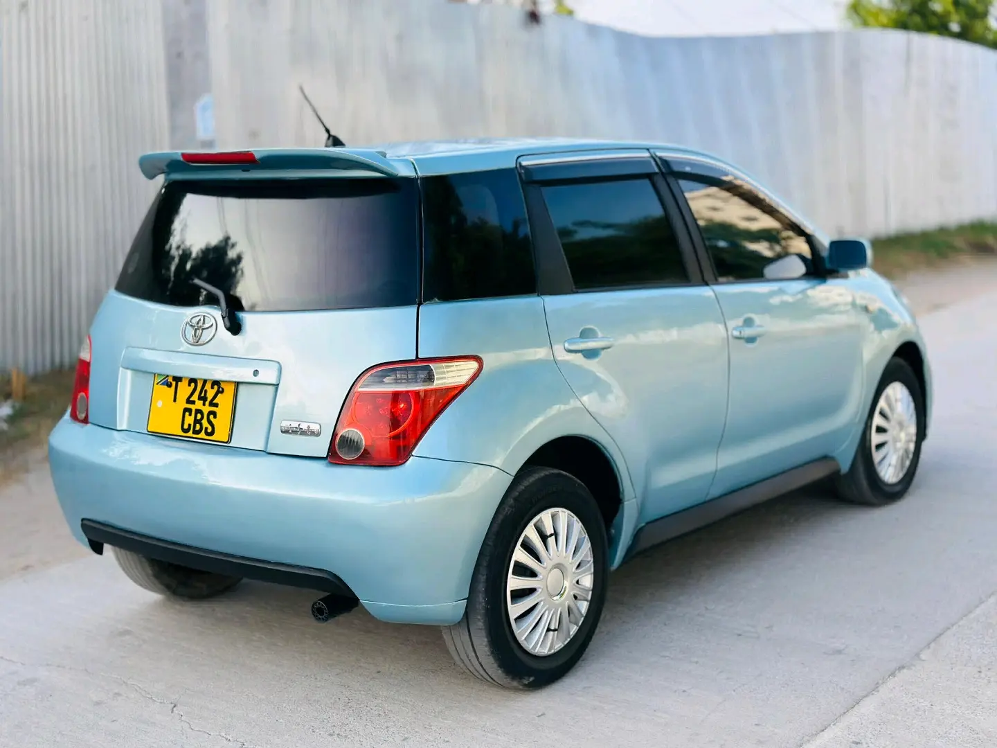 Toyota Ist Hatchback Blue for Sale thumbnail 3