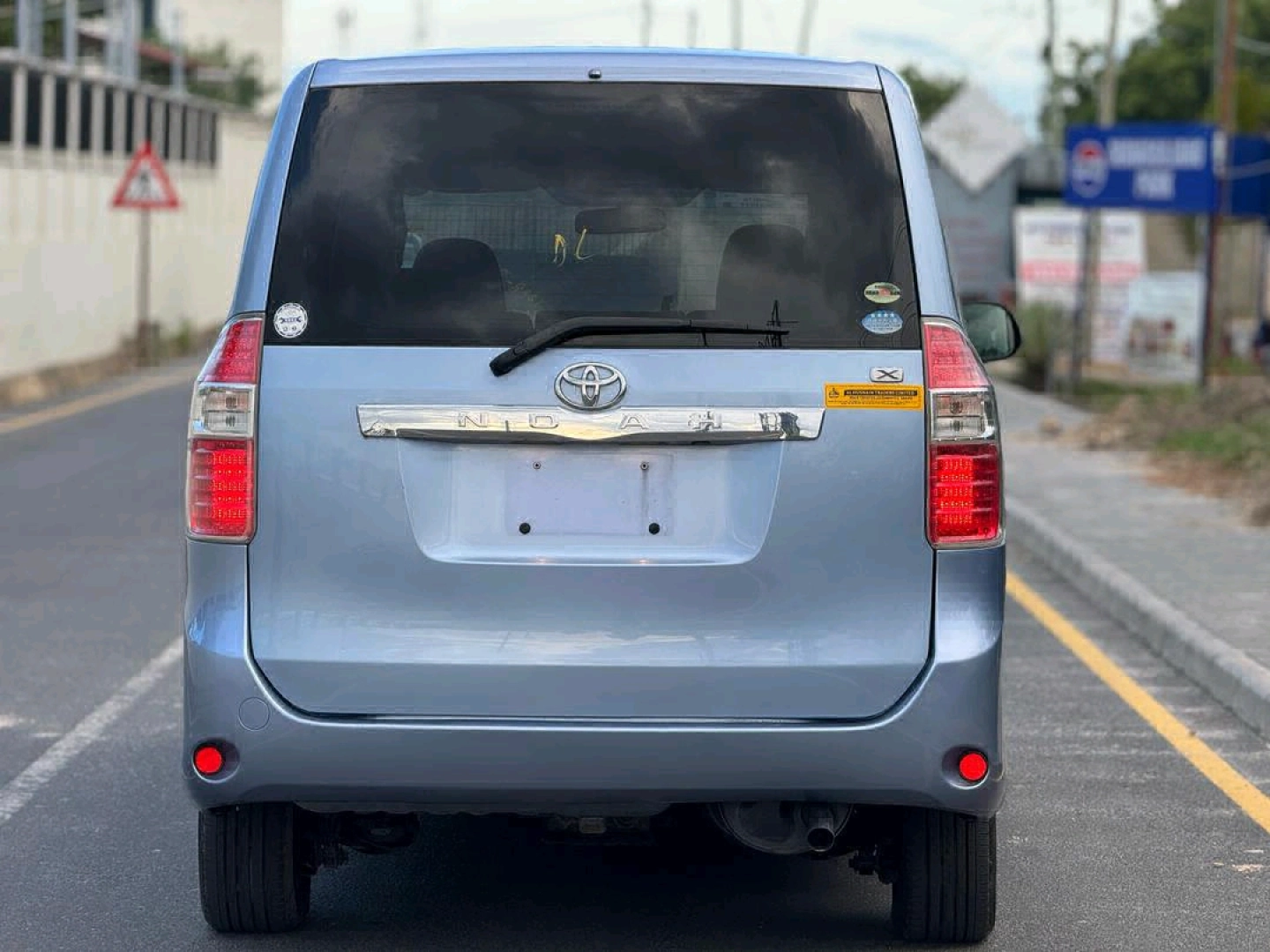 Light Blue Toyota Noah Minivan thumbnail 2