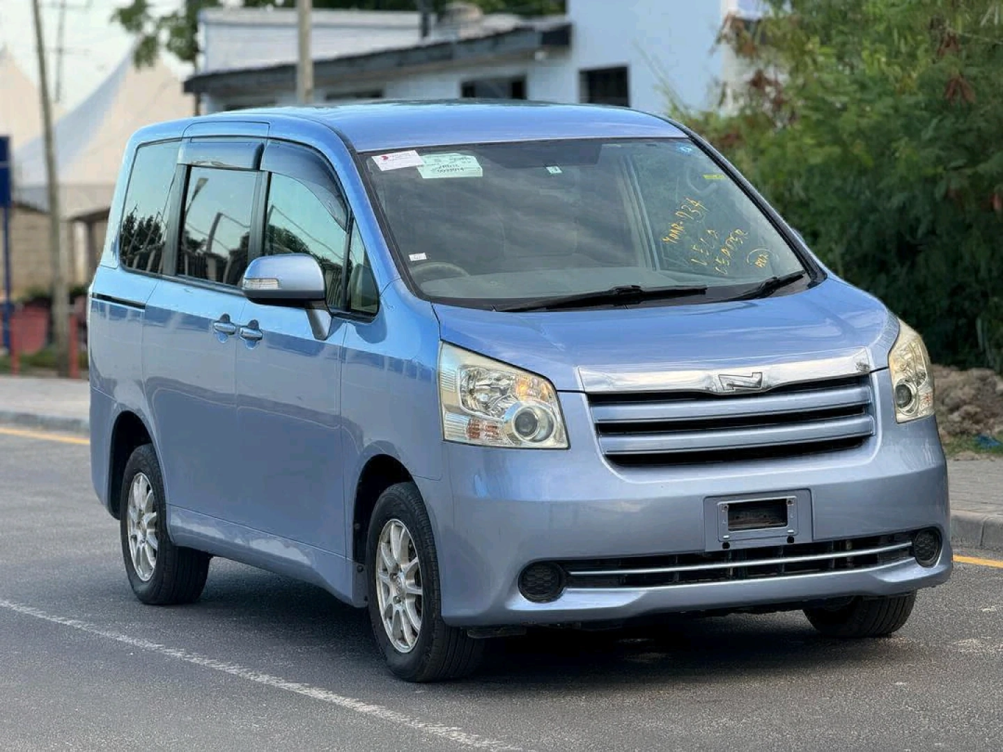 Light Blue Toyota Noah Minivan thumbnail 3