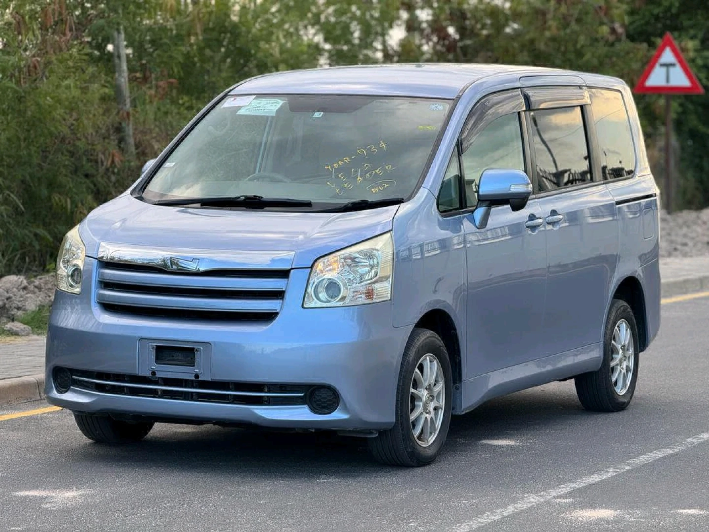 Light Blue Toyota Noah Minivan thumbnail 4