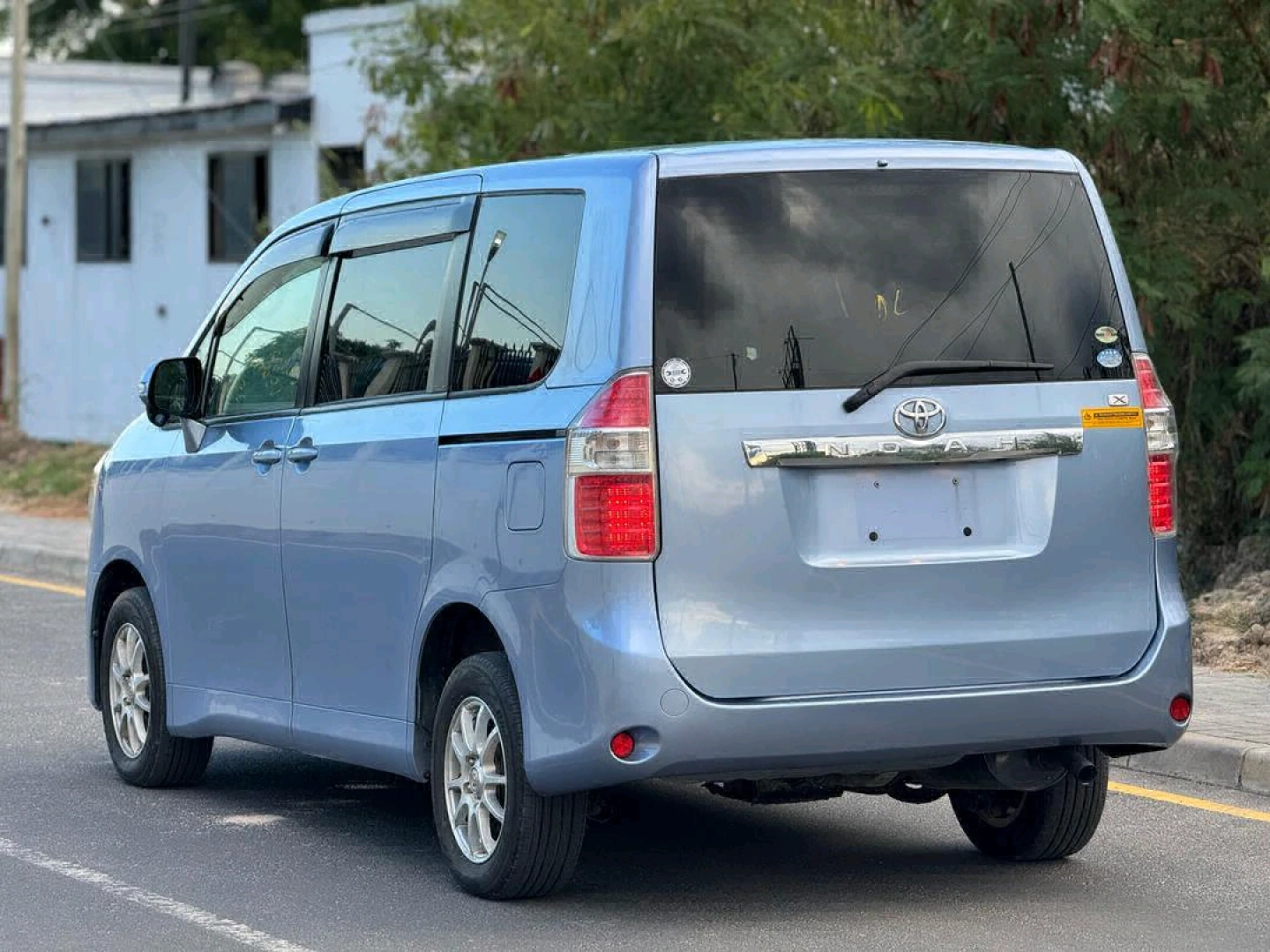 Light Blue Toyota Noah Minivan thumbnail 5