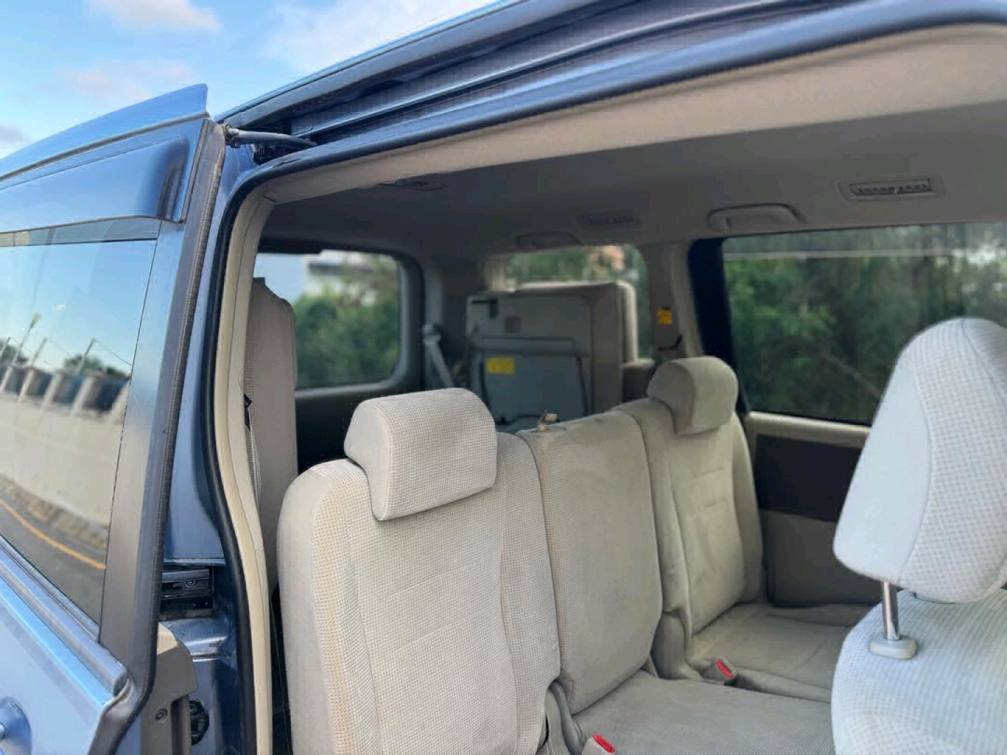 Light Blue Toyota Noah Minivan thumbnail 7