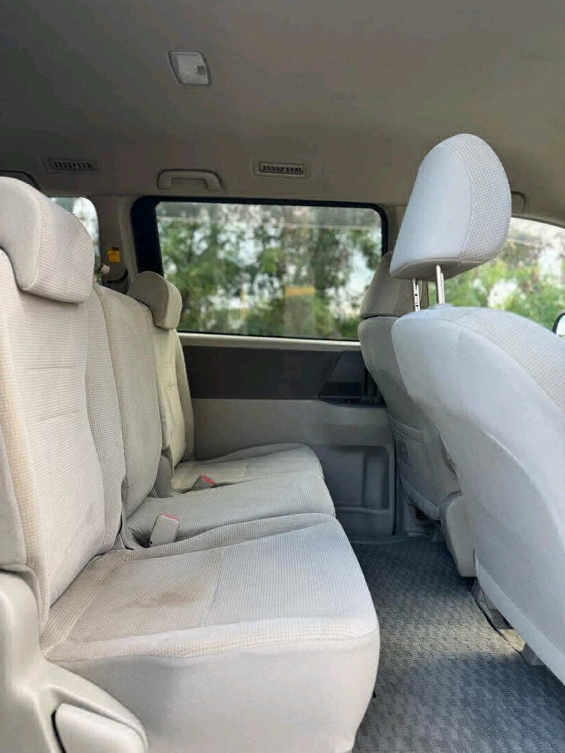 Light Blue Toyota Noah Minivan thumbnail 8