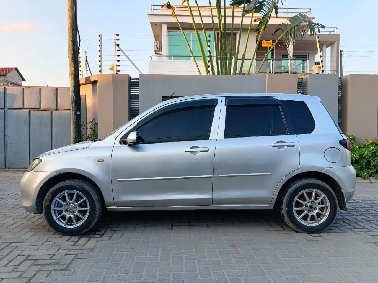 Mazda Demio DKR thumbnail 7