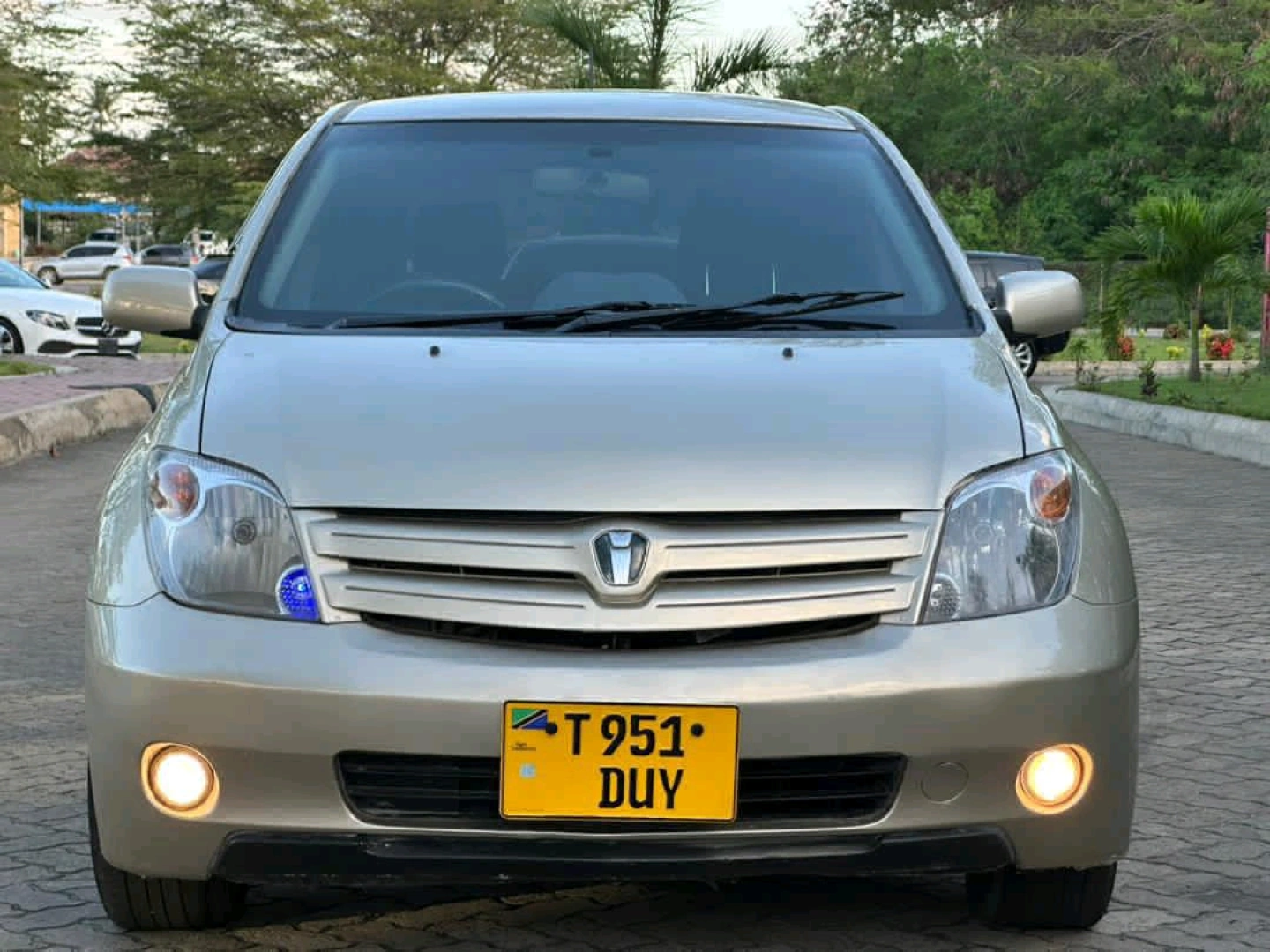 Toyota Ist 2004 Gold Car for Sale