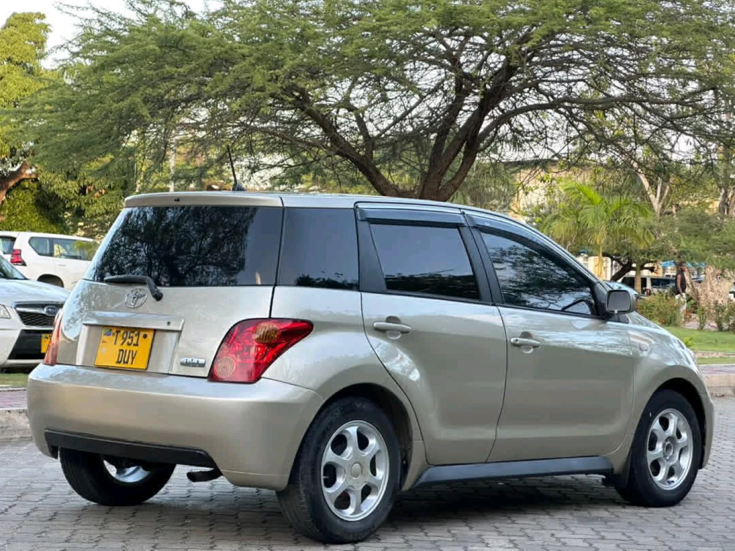 Toyota Ist 2004 Gold Car for Sale thumbnail 2