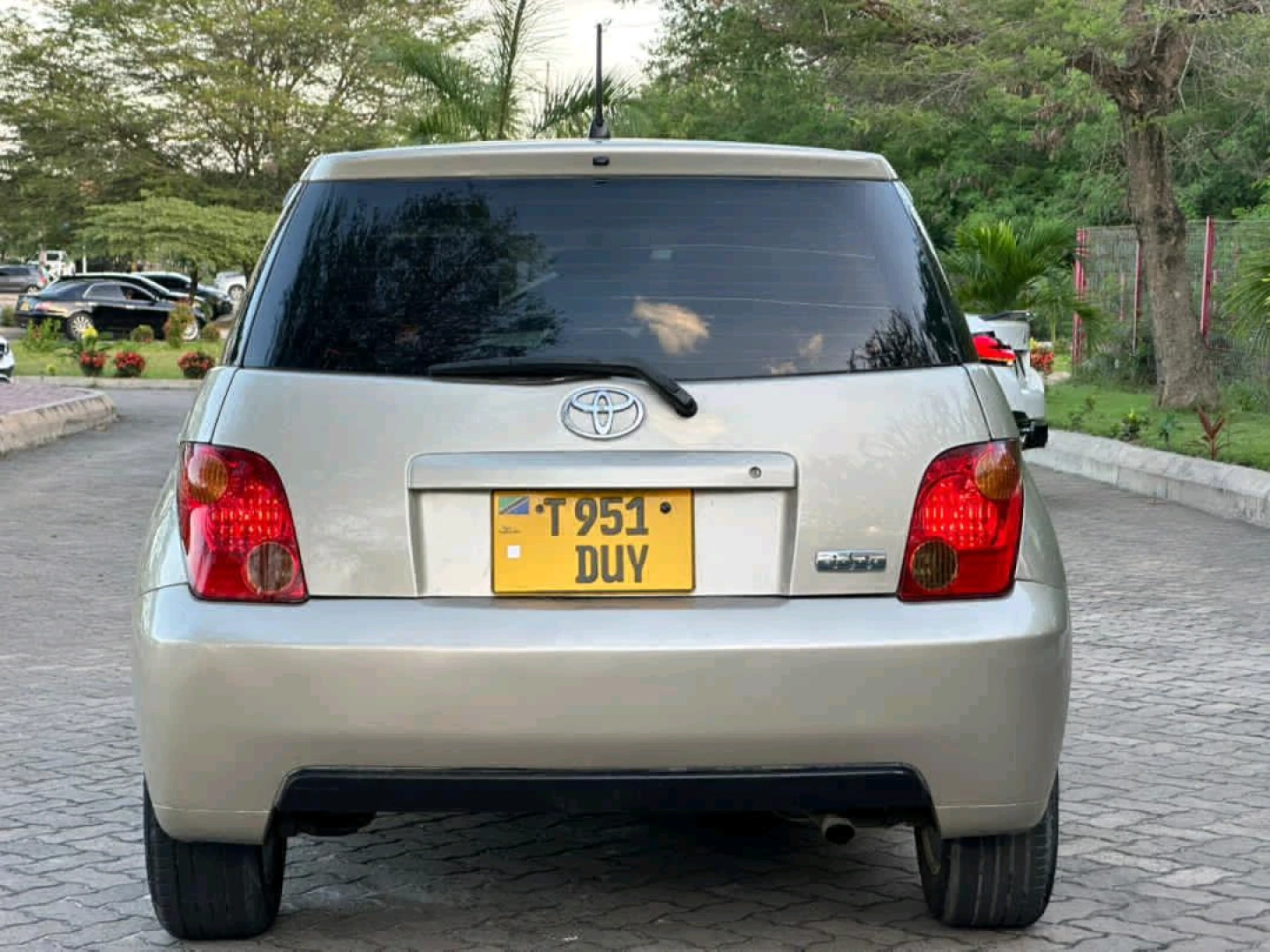 Toyota Ist 2004 Gold Car for Sale thumbnail 3