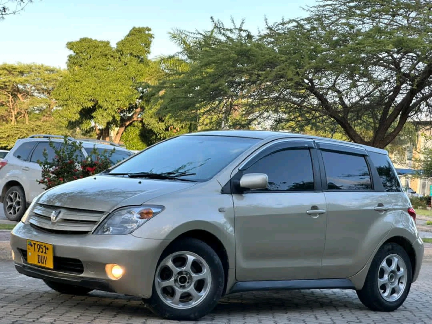 Toyota Ist 2004 Gold Car for Sale thumbnail 4