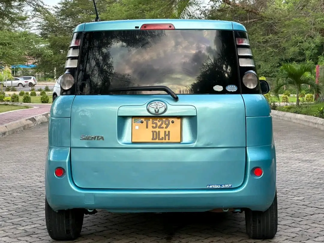 Toyota Sienta Light Blue (DLH) thumbnail 2