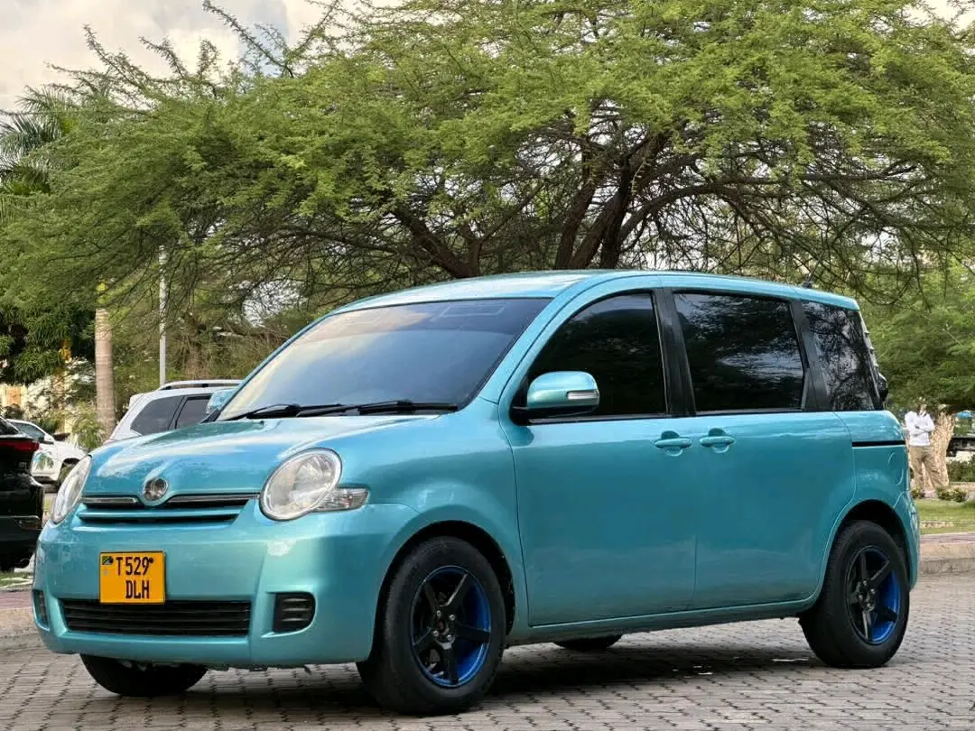 Toyota Sienta Light Blue (DLH) thumbnail 3