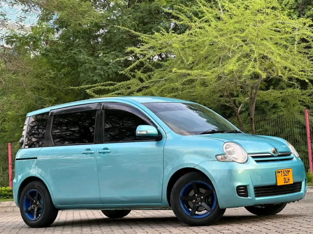 Toyota Sienta Light Blue (DLH) thumbnail 4