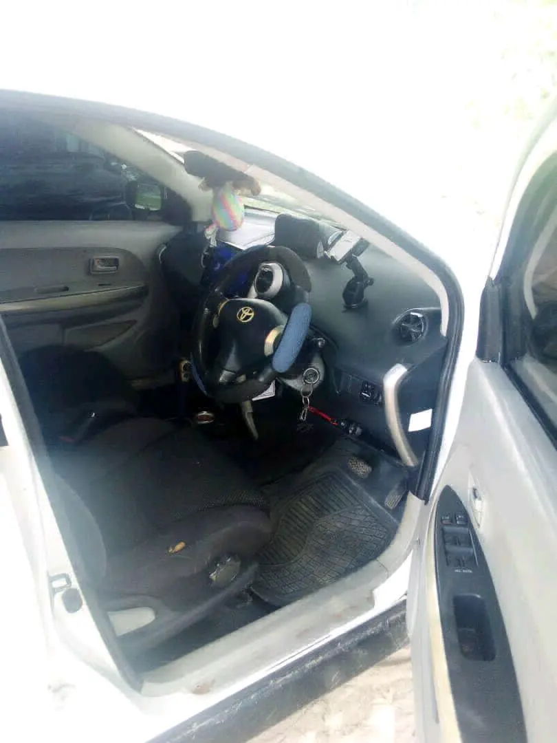 Toyota Ist (White) thumbnail 3
