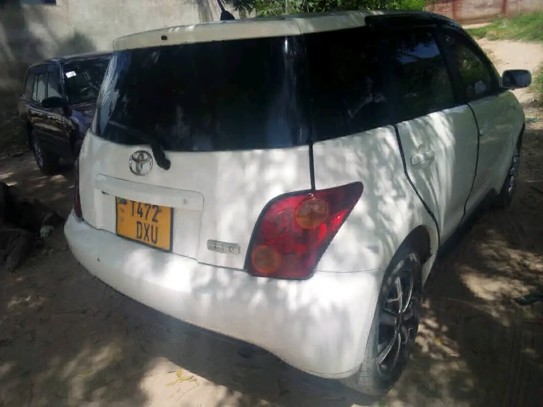 Toyota Ist (White) thumbnail 4
