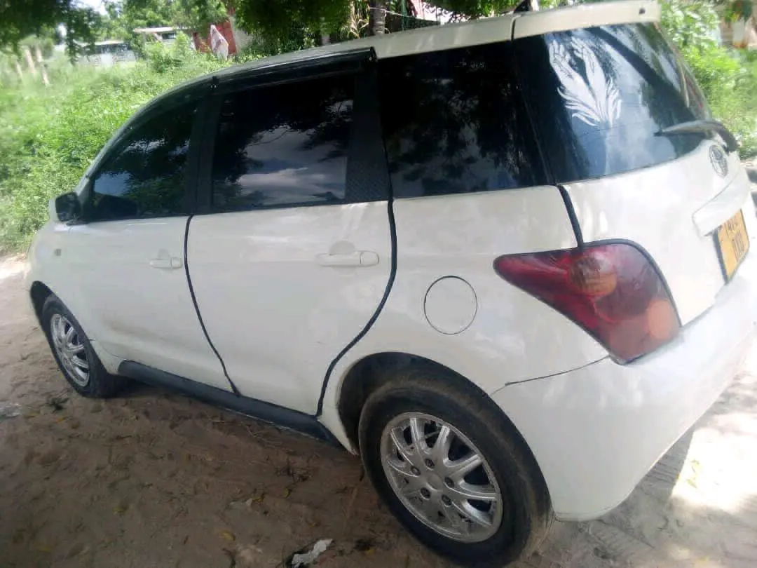 Toyota Ist (White) thumbnail 5