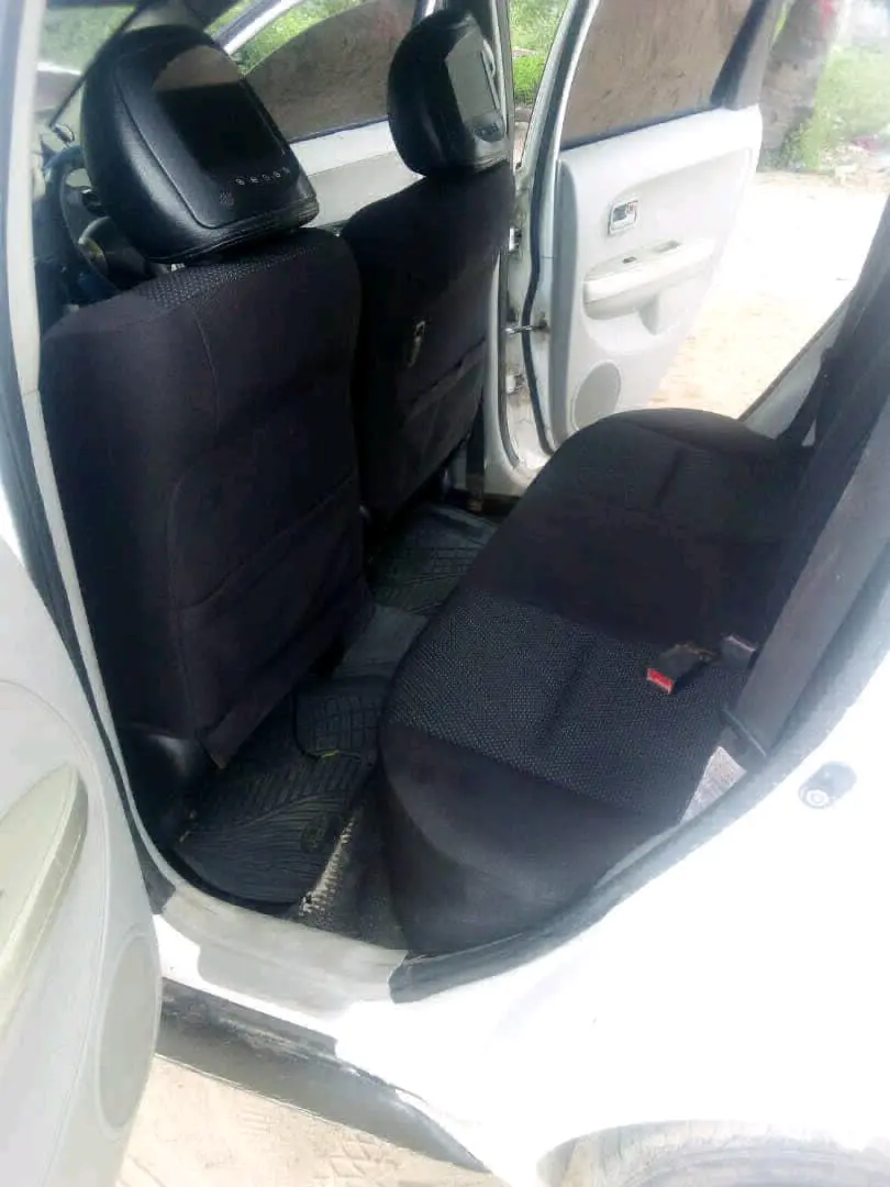 Toyota Ist (White) thumbnail 6