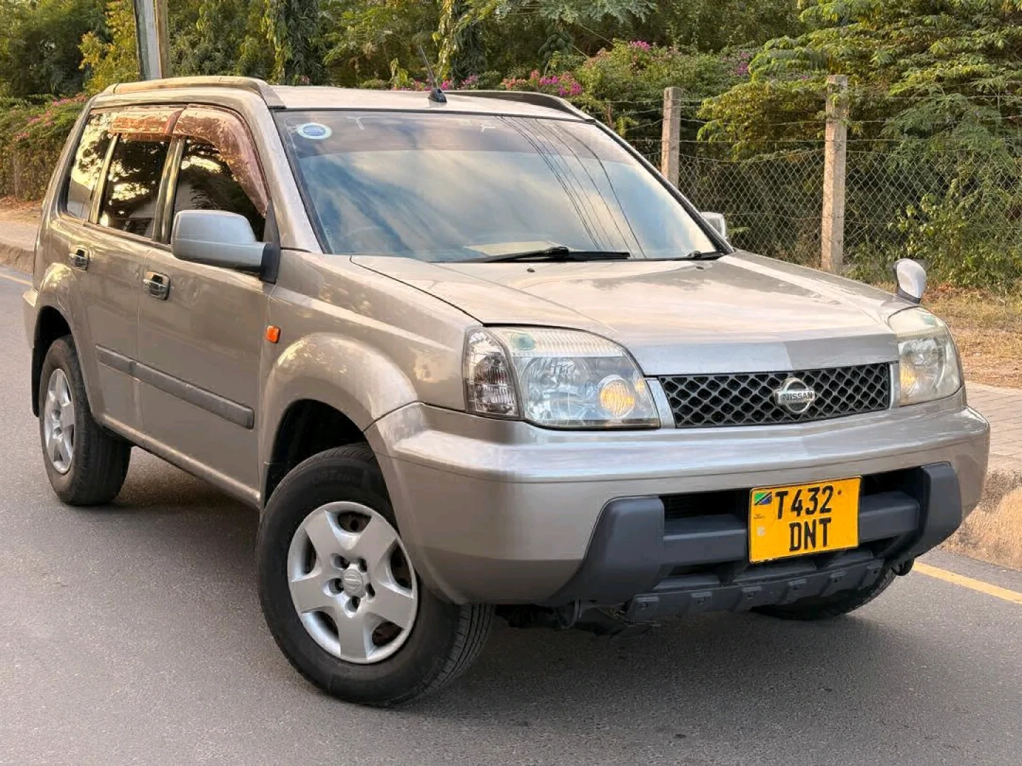 Nissan X-Trail 2004 SUV thumbnail 2