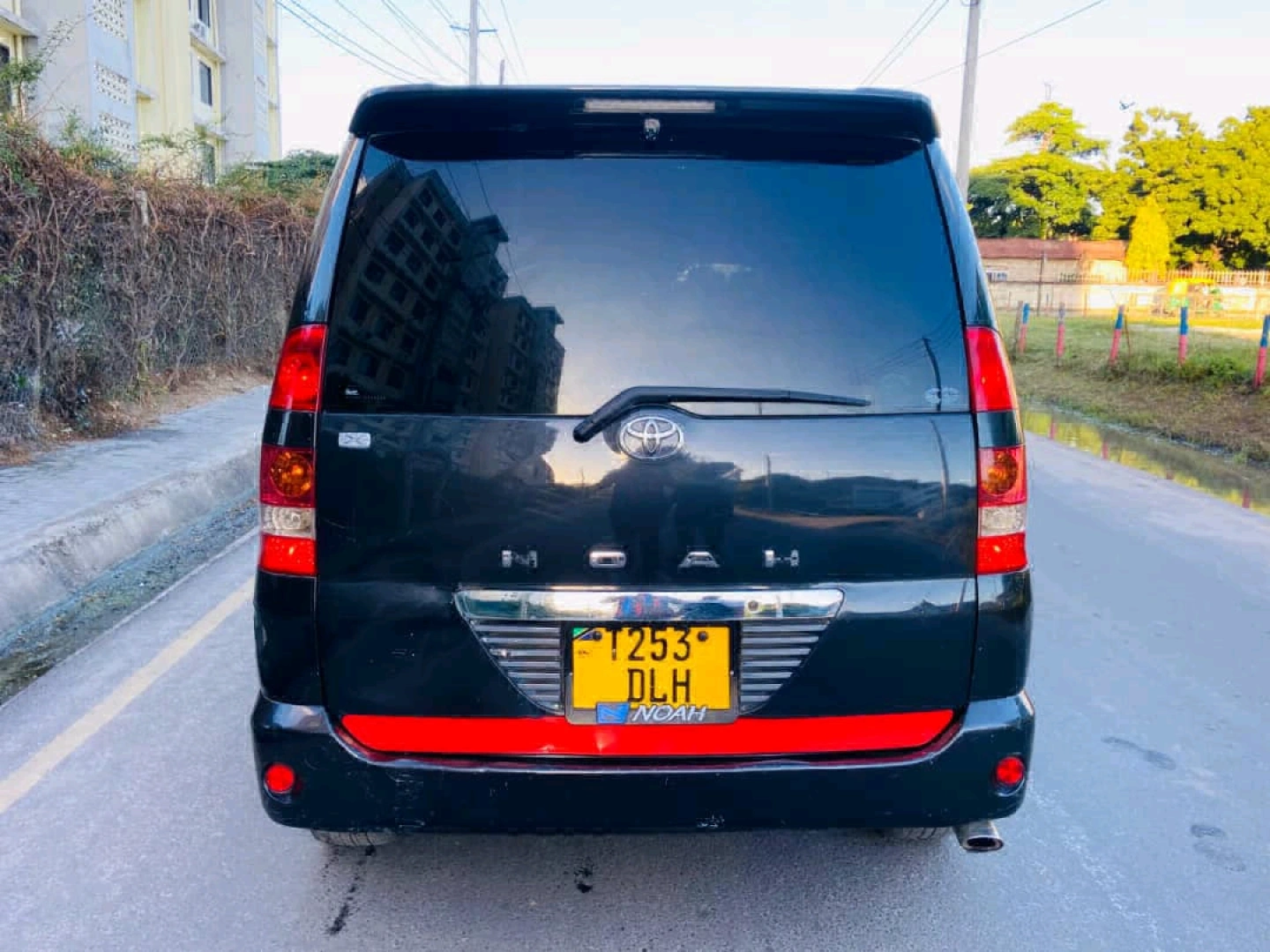Toyota Noah New Shape Van thumbnail 2