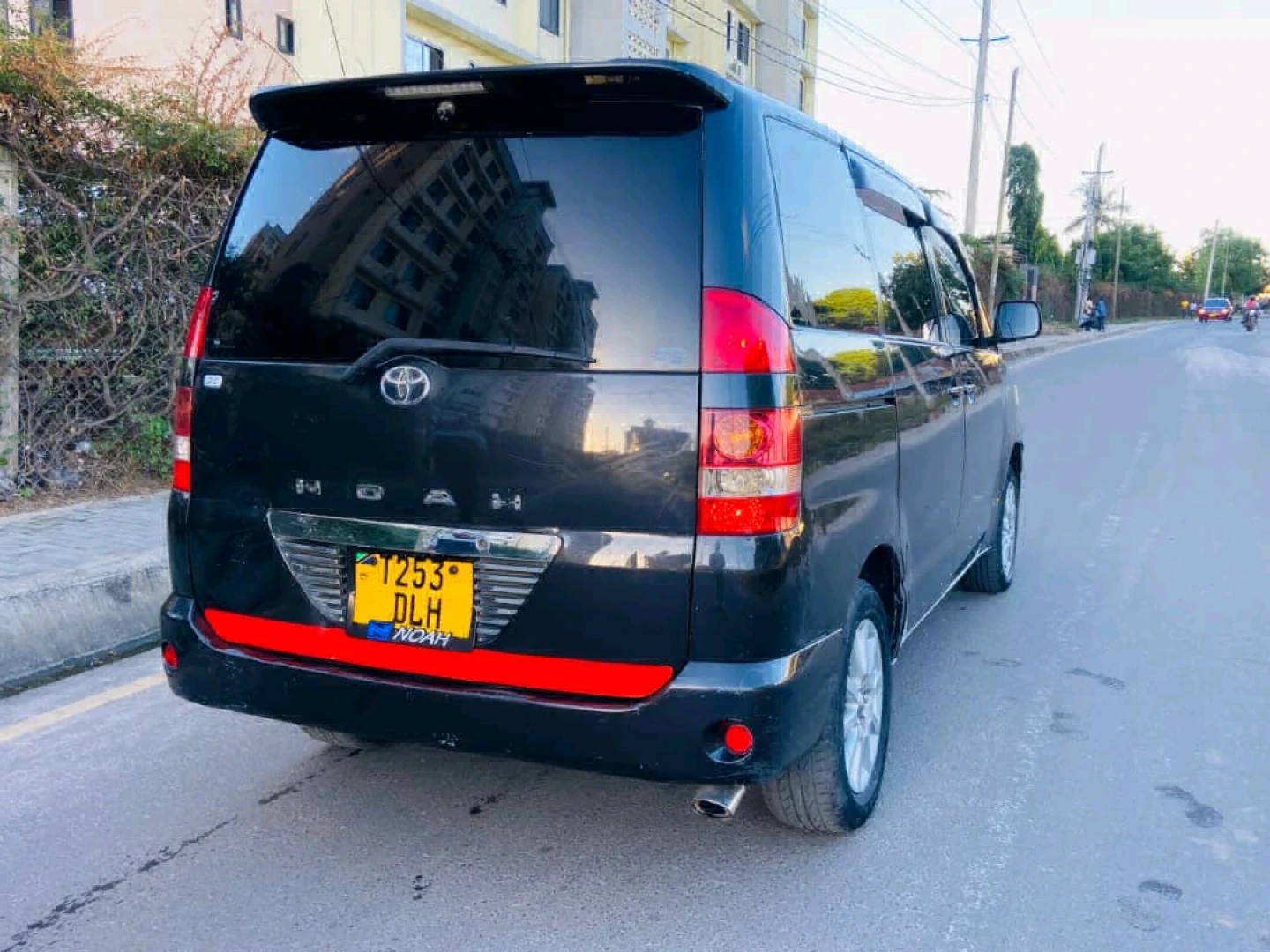 Toyota Noah New Shape Van thumbnail 3