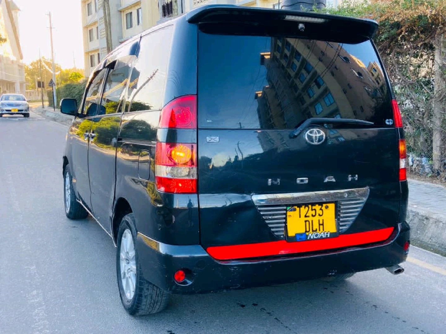 Toyota Noah New Shape Van thumbnail 4