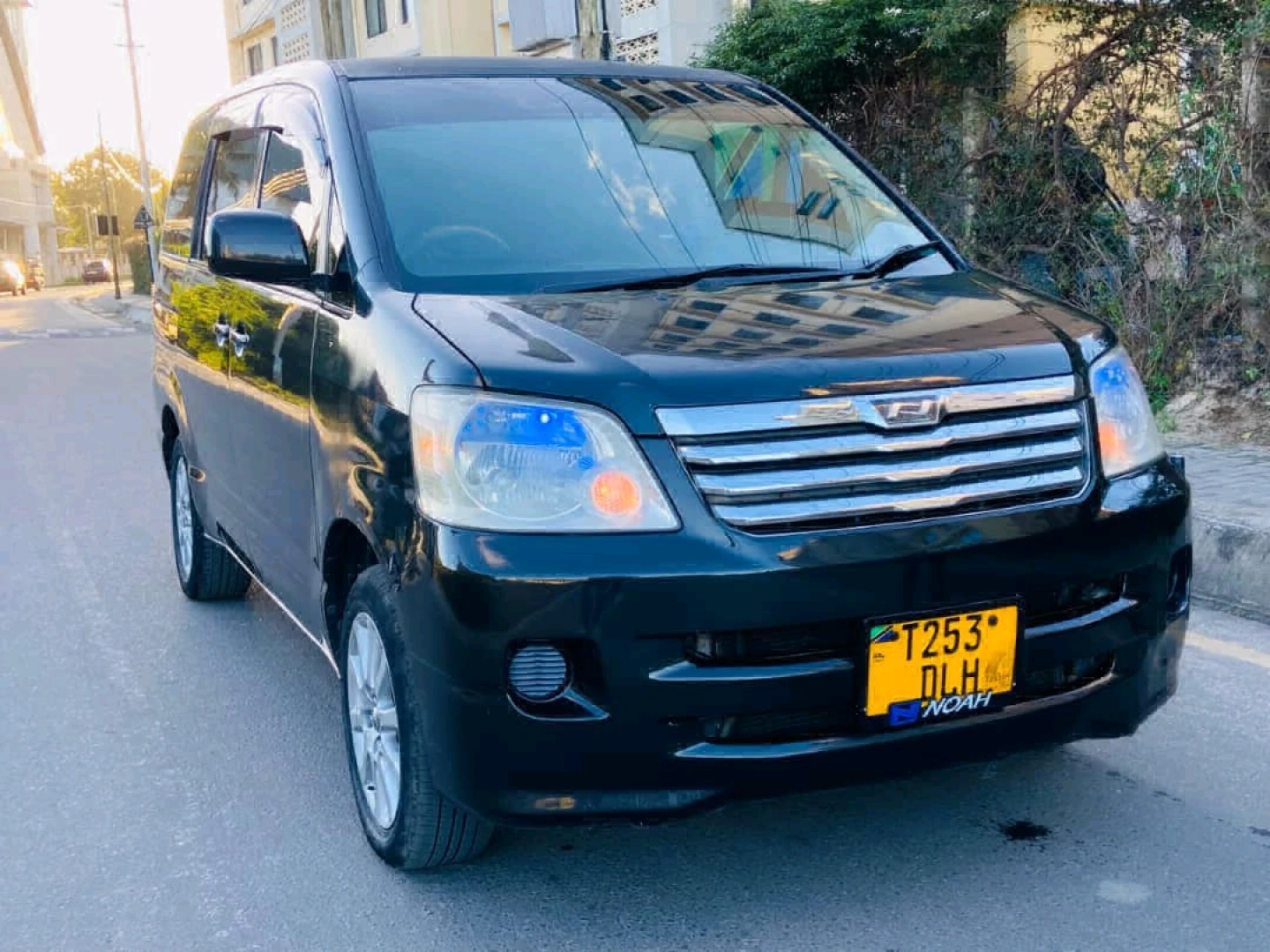 Toyota Noah New Shape Van thumbnail 5