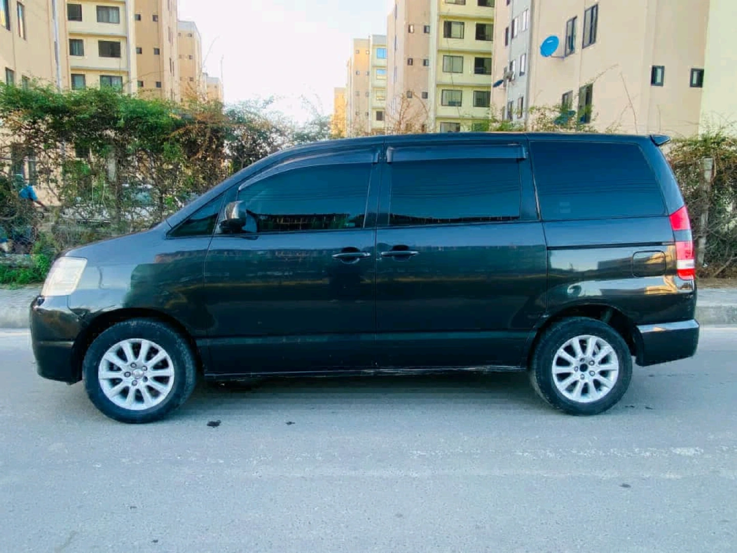 Toyota Noah New Shape Van thumbnail 6