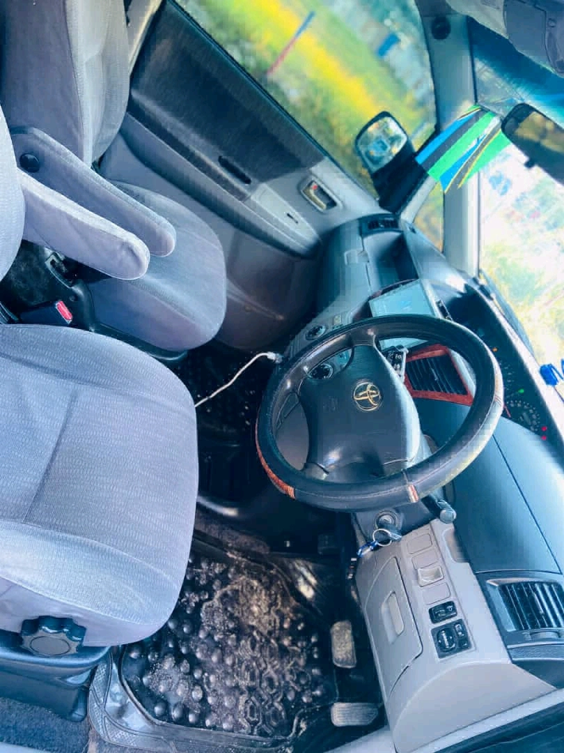 Toyota Noah New Shape Van thumbnail 8