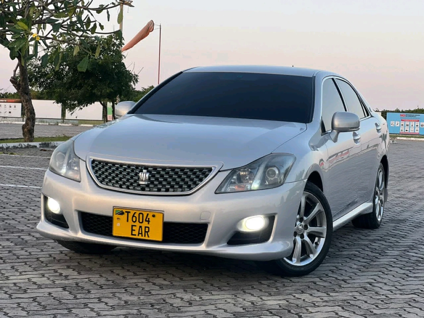 Toyota Crown Sedan 2009 Silver thumbnail 2