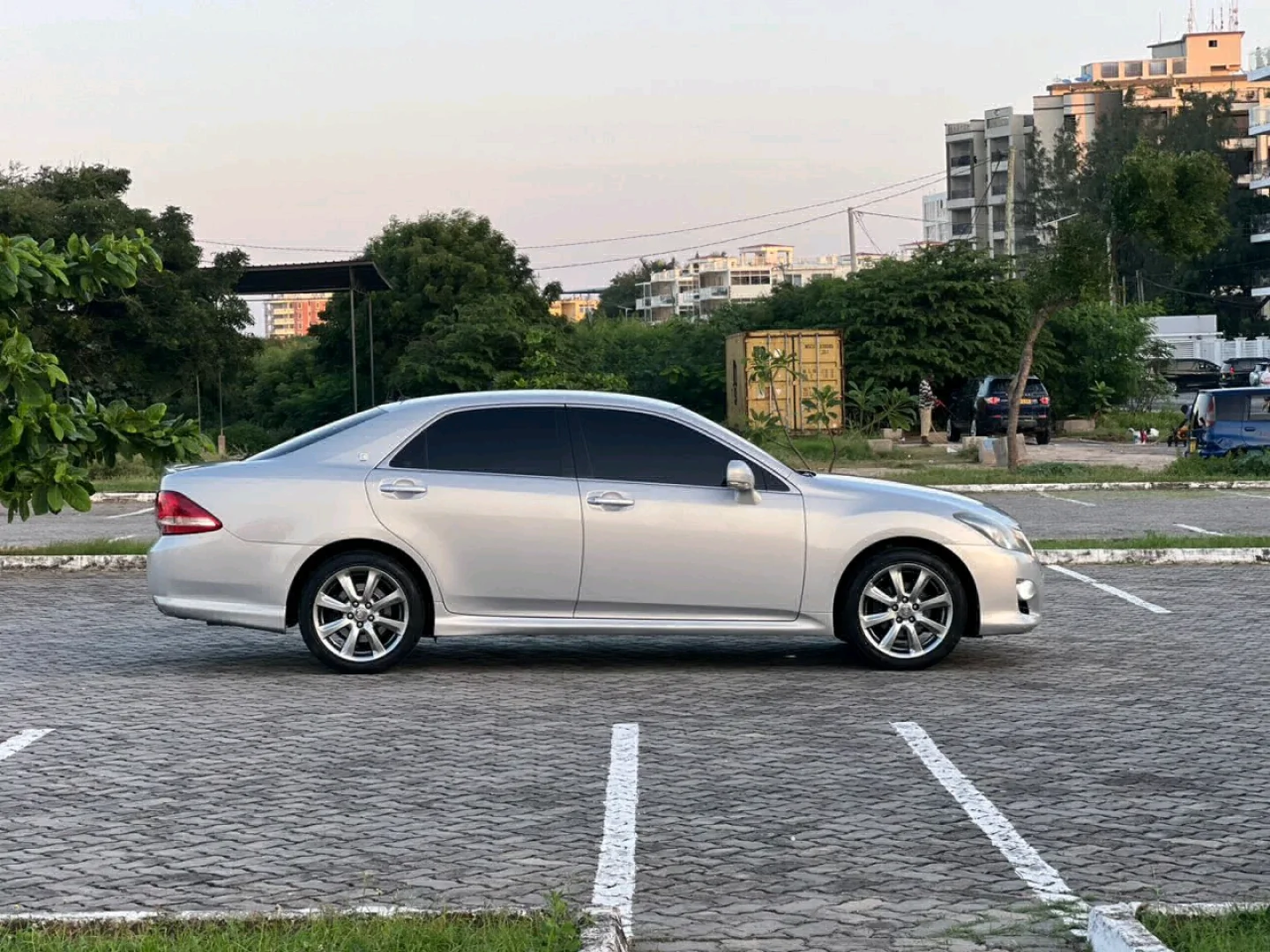Toyota Crown Sedan 2009 Silver thumbnail 6