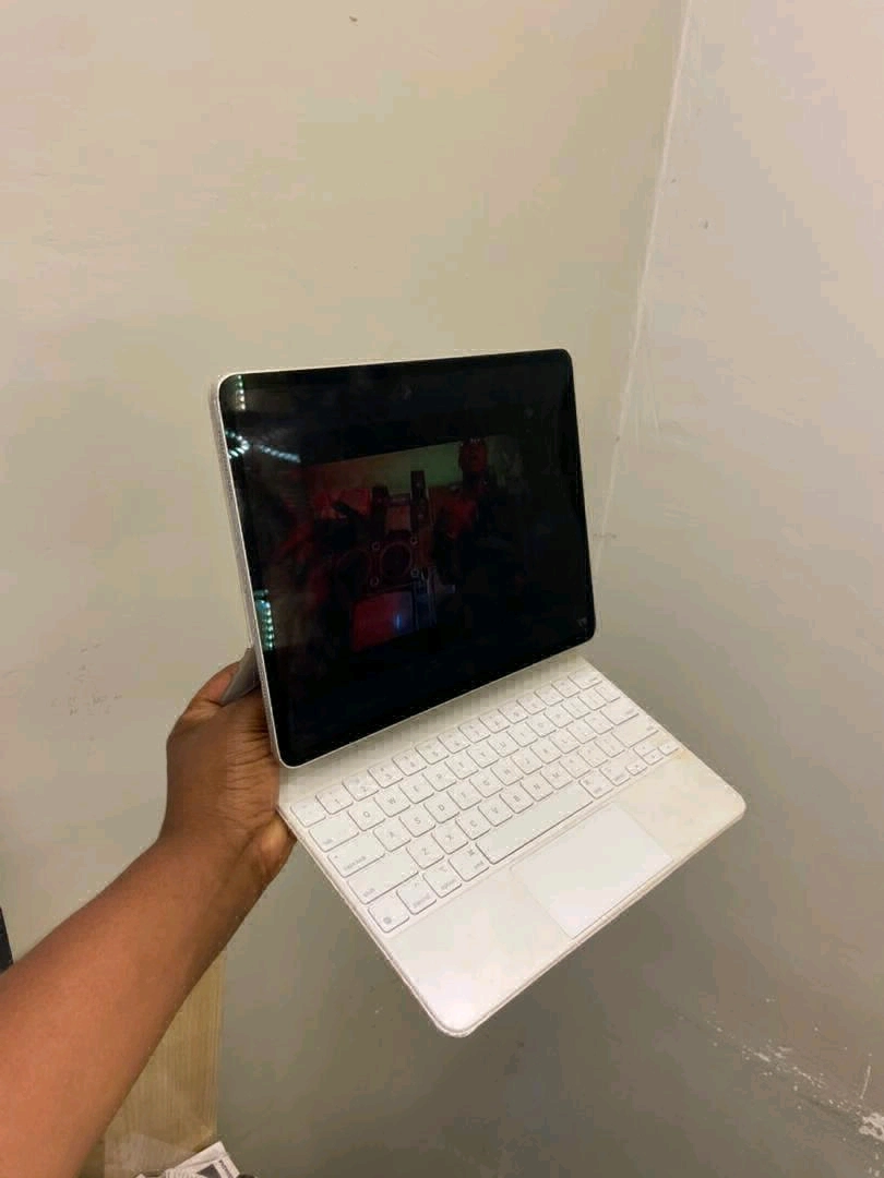 Apple iPad Pro 12.9-inch (3rd Gen) 256GB + Magic Keyboard