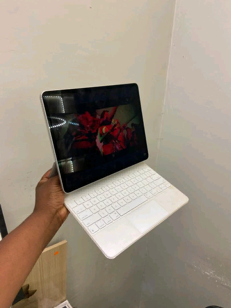 Apple iPad Pro 12.9-inch (3rd Gen) 256GB + Magic Keyboard thumbnail 2