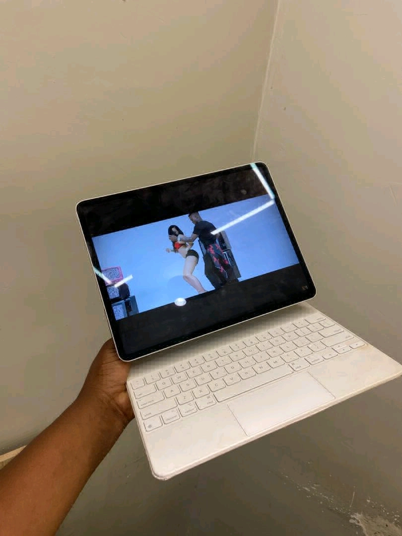 Apple iPad Pro 12.9-inch (3rd Gen) 256GB + Magic Keyboard thumbnail 3
