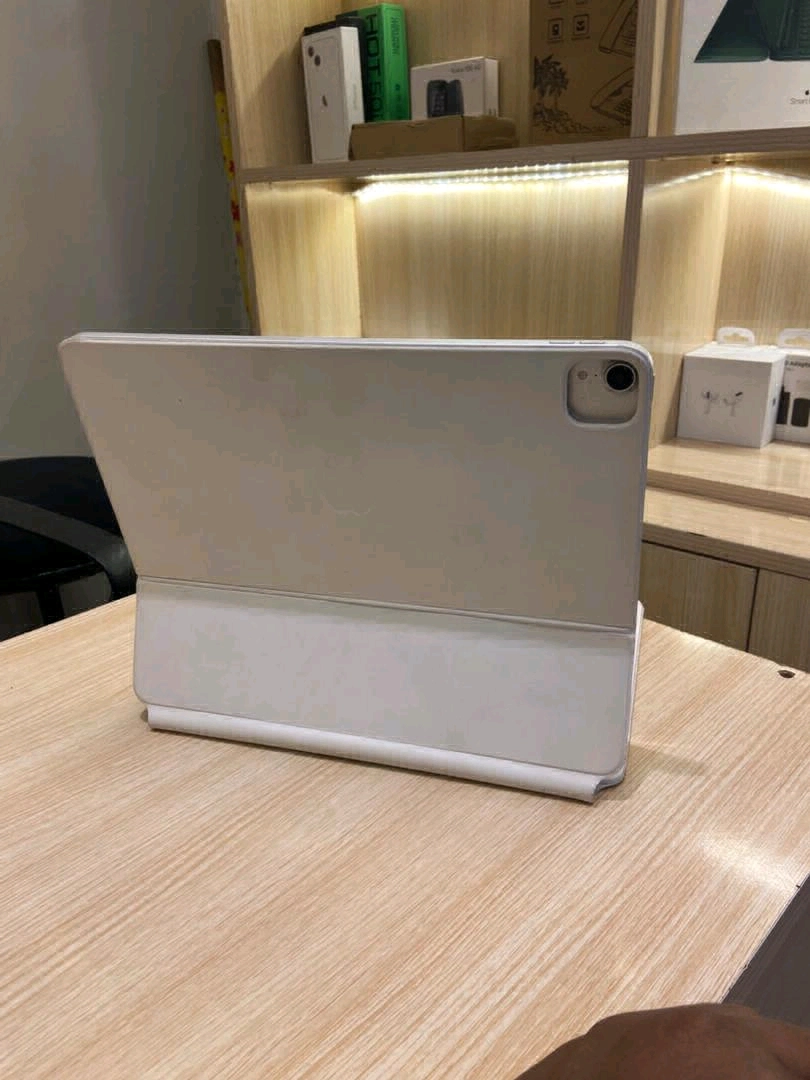 Apple iPad Pro 12.9-inch (3rd Gen) 256GB + Magic Keyboard thumbnail 4