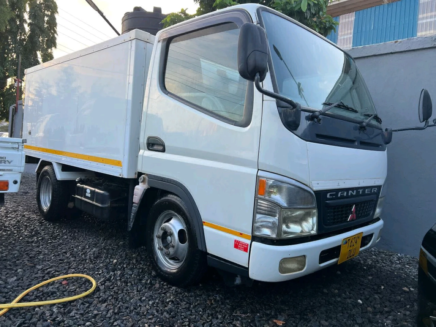 Mitsubishi Canter Guts 2005 Deep Freezer Truck thumbnail 2
