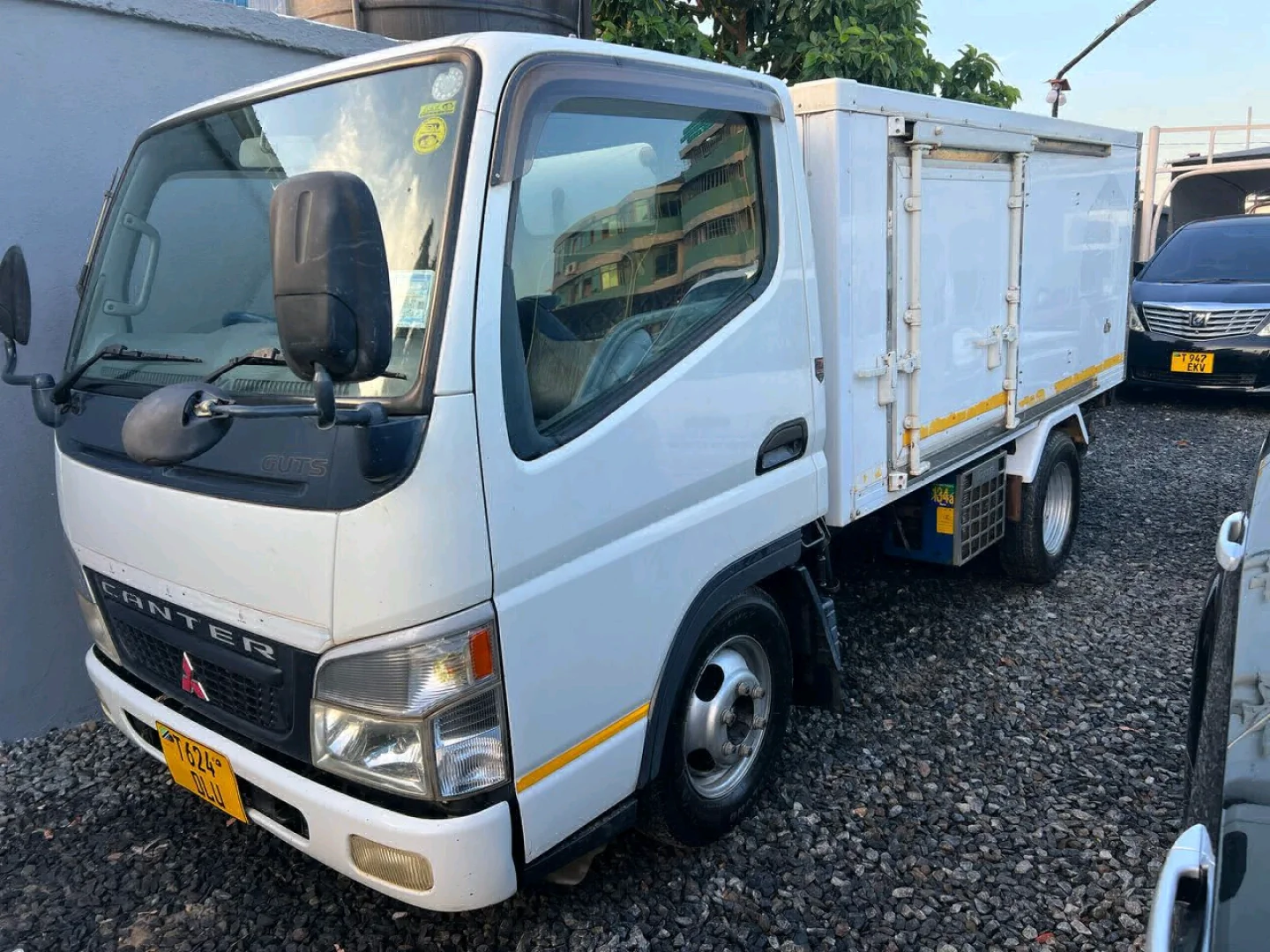 Mitsubishi Canter Guts 2005 Deep Freezer Truck thumbnail 3