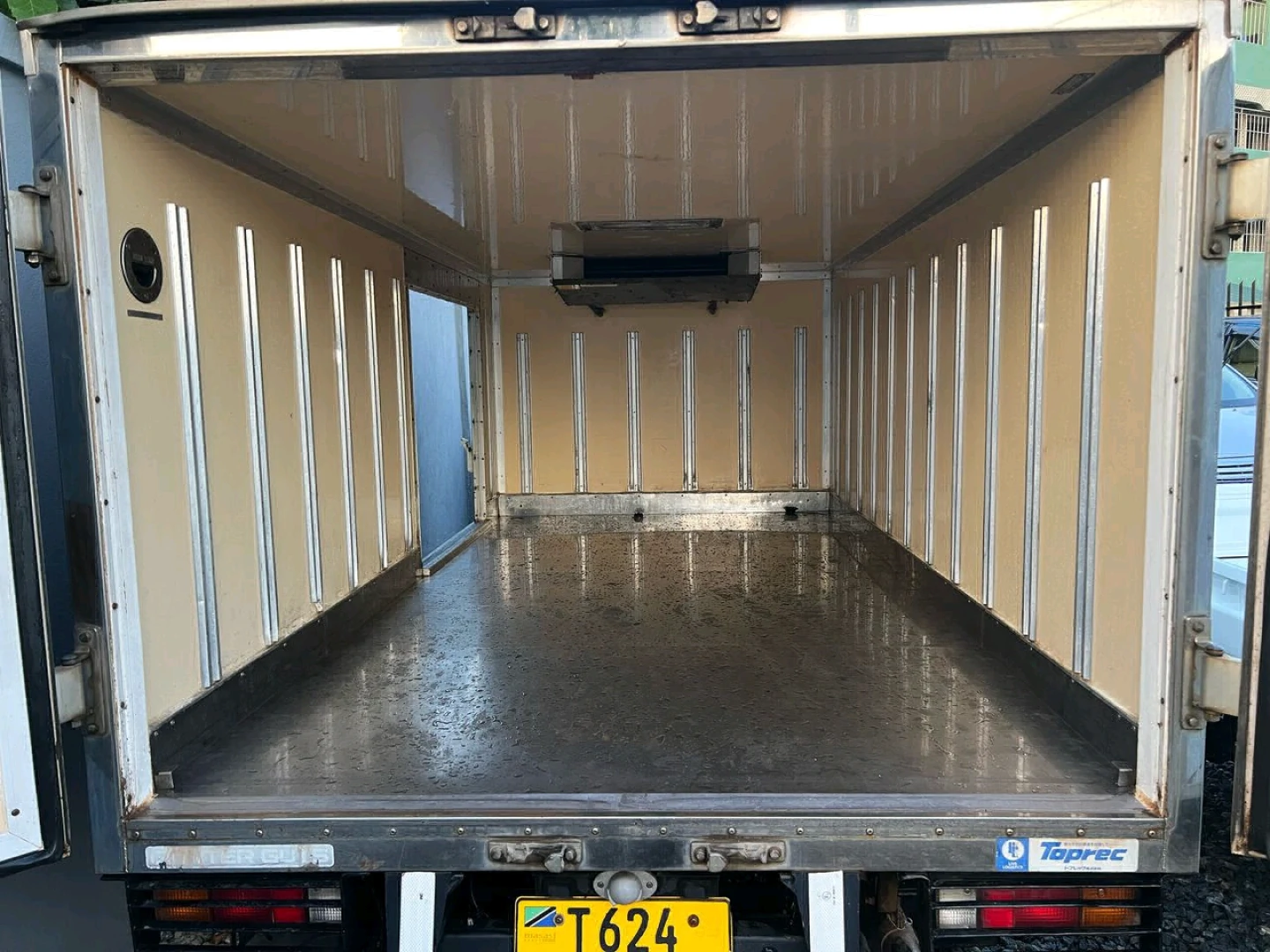 Mitsubishi Canter Guts 2005 Deep Freezer Truck thumbnail 4