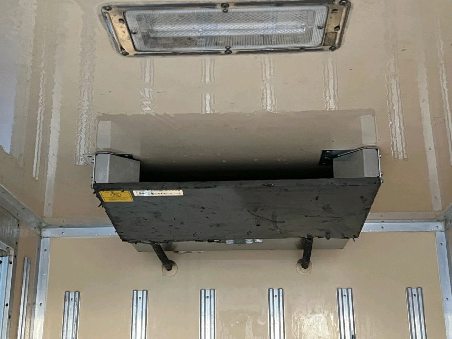 Mitsubishi Canter Guts 2005 Deep Freezer Truck thumbnail 6