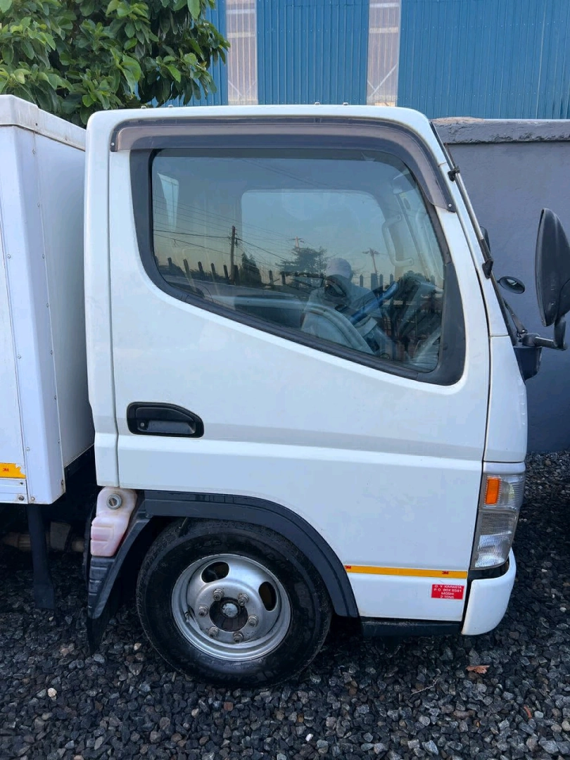 Mitsubishi Canter Guts 2005 Deep Freezer Truck thumbnail 7
