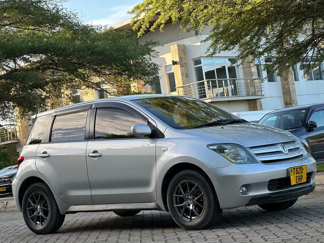 Toyota ist 2004 thumbnail 2