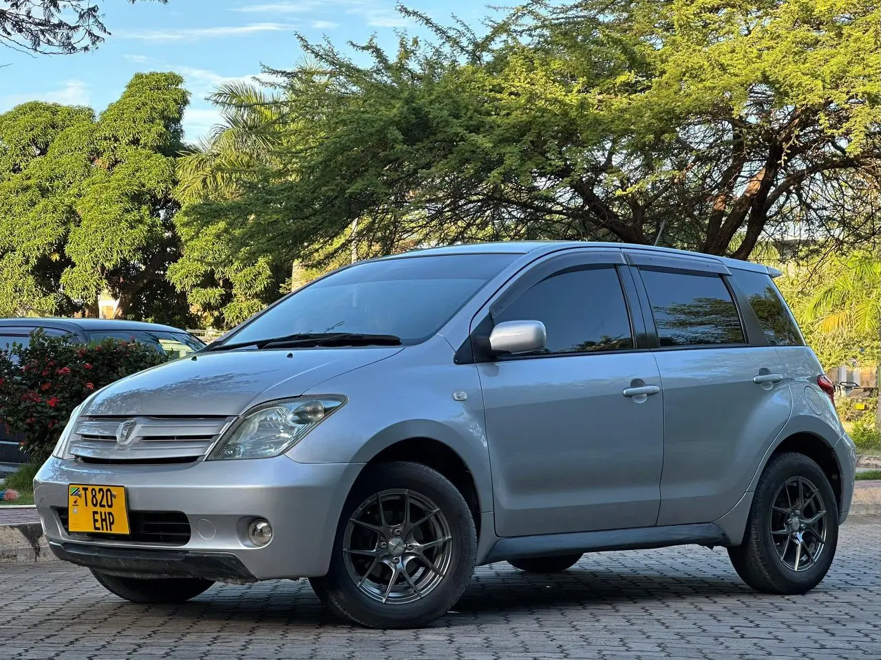 Toyota ist 2004 thumbnail 3